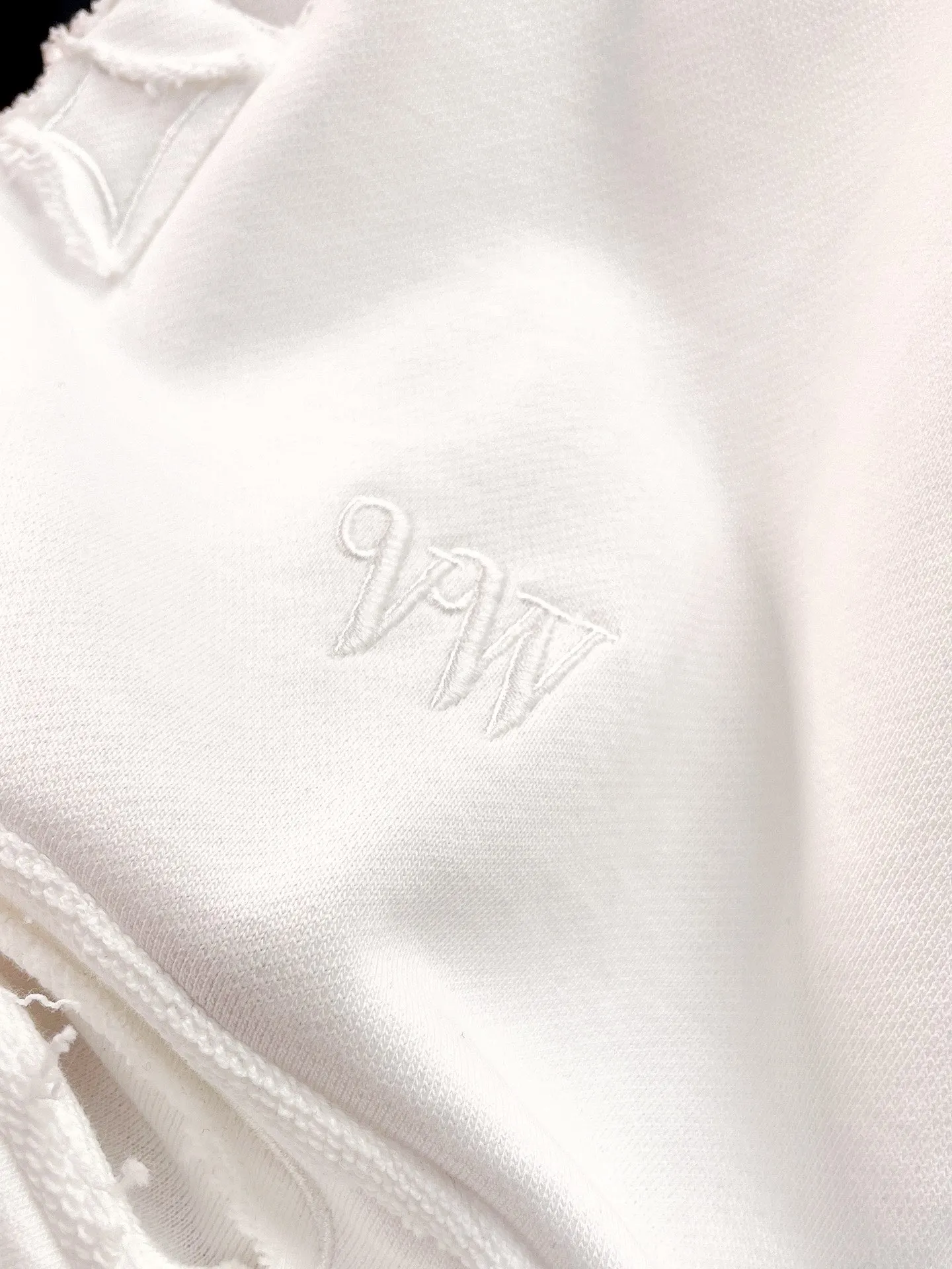 The Queen Mother's three-standard complete 2026 summer New Arrival men's casual shorts, advanced custom-made fabric Breathable fabric, Breathable elasticity and comfort, impeccable details, top-grade accessories, original logo design concept, delicate and soft feel! The upper body fit is awesome! Size: M-XXXL Please state your height and weight when ordering